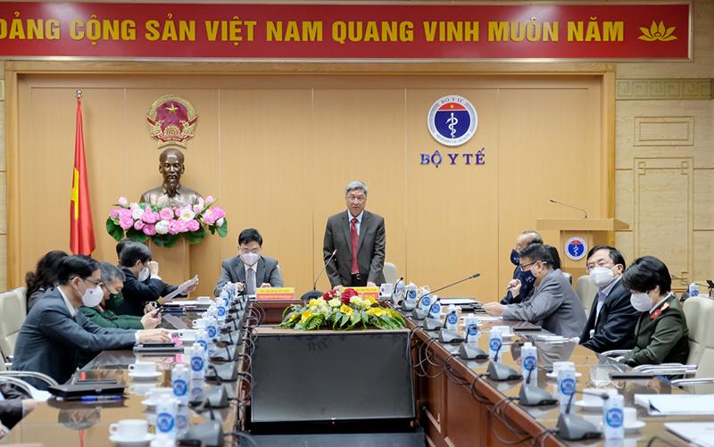 Thứ trưởng Bộ Y tế Nguyễn Trường Sơn chia sẻ thông tin tại mít tinh. Ảnh - Trần Minh. 