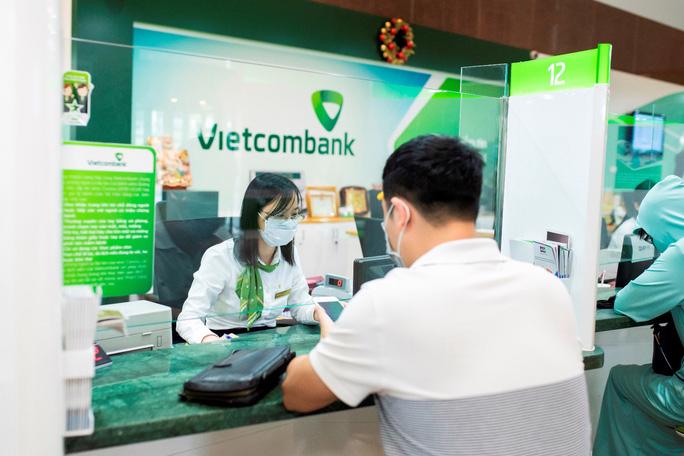 Khách hàng giao dịch tại chi nhánh Vietcombank.