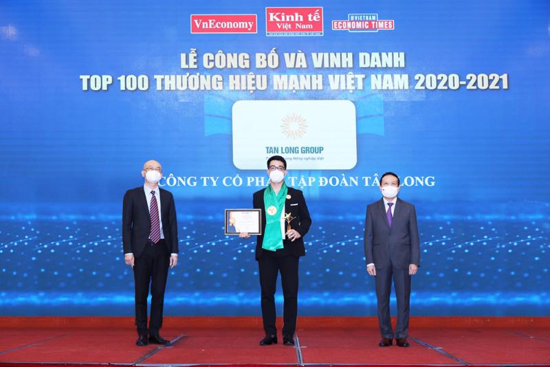 Đại diện Tập đoàn Tân Long nhận danh hiệu Top 100 thương hiệu mạnh Việt Nam 2021 - 2021.