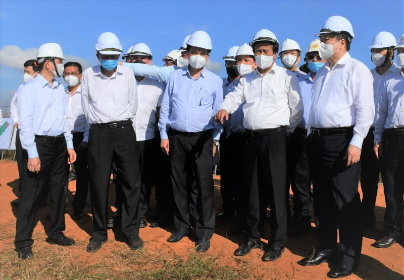 Phó thủ tướng Chính phủ Lê Văn Thành (thứ 2 từ phải qua) khảo sát thực tế hiện trường dự án sân bay Long Thành - Ảnh: ĐN.