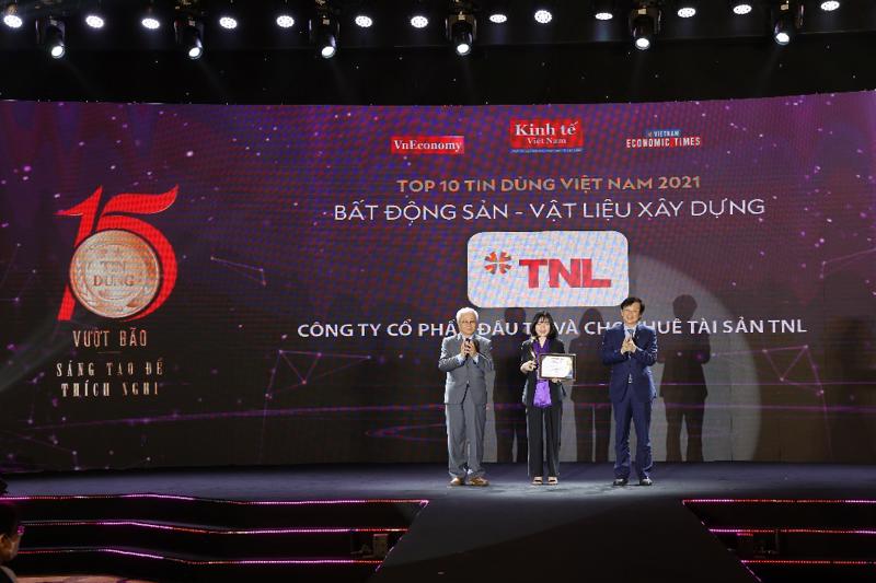 Đại diện TNL nhận danh hiệu Top 10 Tin Dùng Việt Nam 2021. 