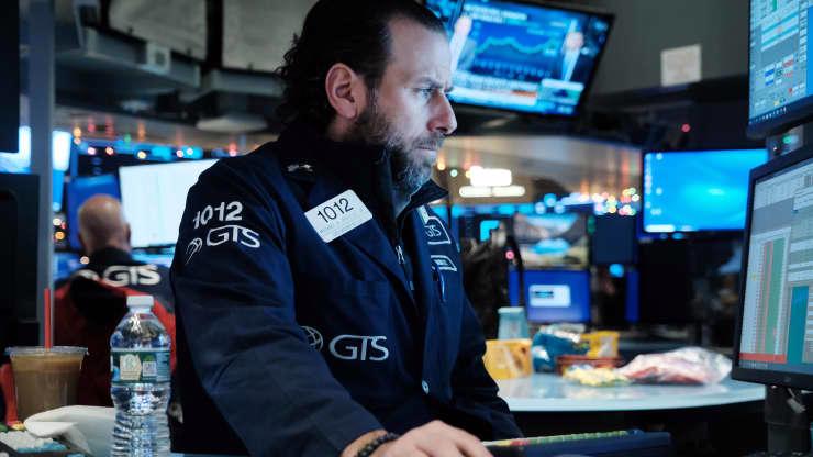 Một nhà giao dịch cổ phiếu trên sàn NYSE ở New York hôm 8/12/2021 - Ảnh: Getty/CNBC.