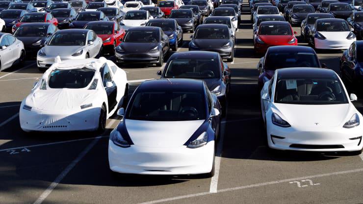 Loạt xe Model 3 tại một bãi đậu xe ở Richmond, California, Mỹ, hồi tháng 6/2018 - Ảnh: Reuters.