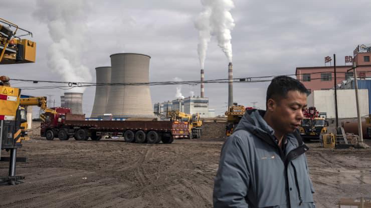 Một nhà máy nhiệt điện ở thành phố Gia Dụ Quan, tỉnh Cam Túc, Trung Quốc, tháng 4/2021 - Ảnh: Bloomberg/CNBC.
