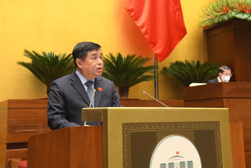 Bộ trưởng Bộ Kế hoạch và Đầu tư Nguyễn Chí Dũng trình bày Tờ trình. Ảnh - Quochoi.vn. 