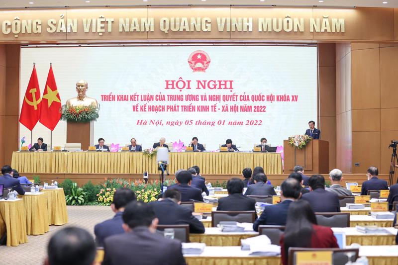 Phó Thủ tướng Lê Minh Khái trình bày dự thảo Nghị quyết về những nhiệm vụ, giải pháp chủ yếu cải thiện môi trường kinh doanh, nâng cao năng lực cạnh tranh quốc gia năm 2022 - Ảnh: VGP.