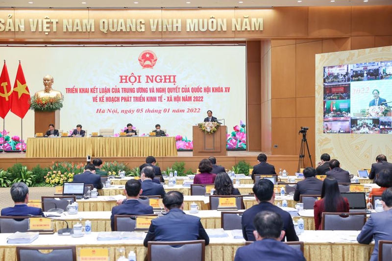 PM identifies socio-economic risks and challenges