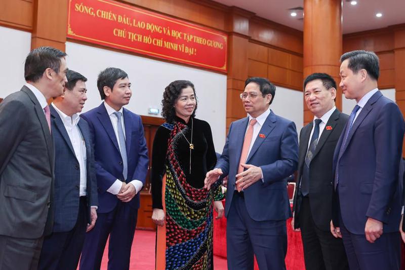 Prime Minister Pham Minh Chinh (3rd from right) and Deputy Prime Minister Le Minh Khai (1st from right) meet with leaders from the Ministry of Finance. Photo: VGP/Nhat Bac