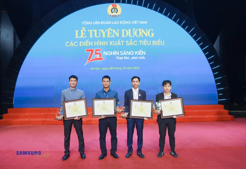 Các nhân viên Samsung được trao bằng khen tại Lễ tuyên dương 75.000 sáng kiến. Ảnh - Samsung Việt Nam. 