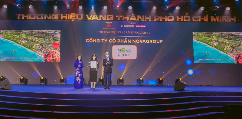 Bà Hoàng Thu Châu - Tổng Giám đốc NovaGroup nhận giải thưởng Thương hiệu Vàng Tp.HCM 2021.