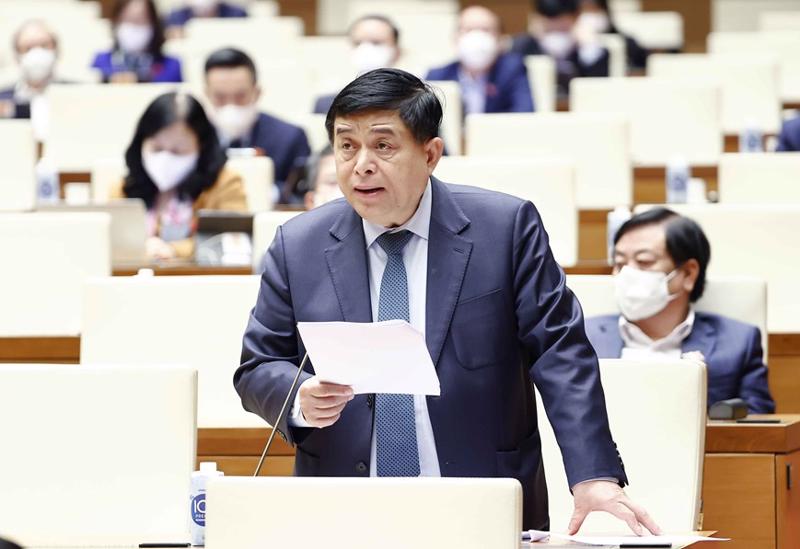 Bộ trưởng Kế hoạch và Đầu tư Nguyễn Chí Dũng giải trình tại phiên thảo luận trực tuyến về dự án một luật sửa 8 luật - Ảnh: TTXVN
