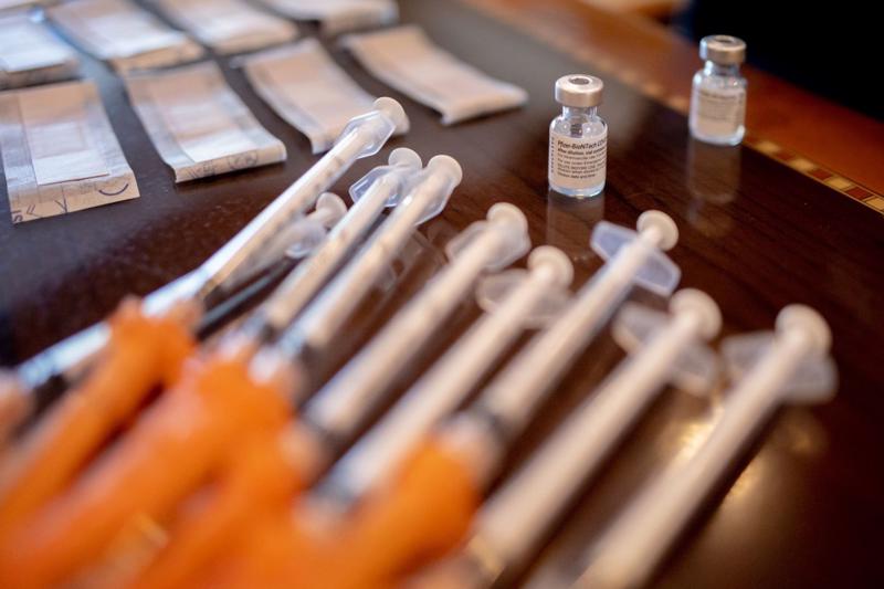 Pfizer sẵn sàng xin cấp phép vaccine dành riêng cho biến thể Omicron vào tháng 3/2022 - Ảnh: Getty Images