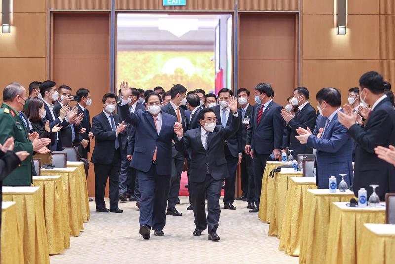 Thủ tướng Phạm Minh Chính và Thủ tướng Lào Phankham Viphavanh tới dự cuộc gặp mặt đại diện doanh nghiệp hai nước - Ảnh: VGP/Nhật Bắc - Ảnh: VGP