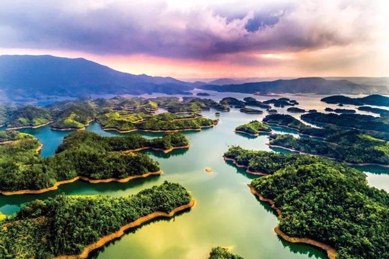 Hồ Tà Đùng được ví như Vịnh Hạ Long ở Tây Nguyên - Nguồn ảnh: Internet.
