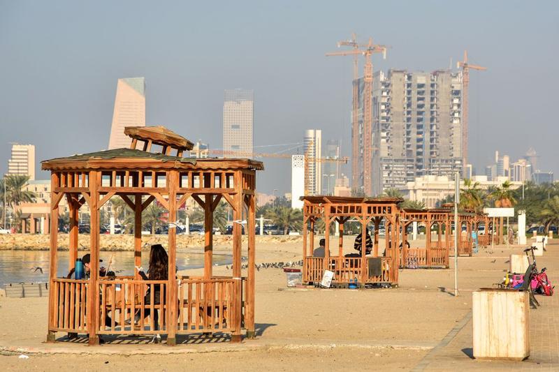Người dân tránh nắng trên bãi biển Shuwaikh ở thành phố Kuwait, Kuwait - Ảnh: Bloomberg