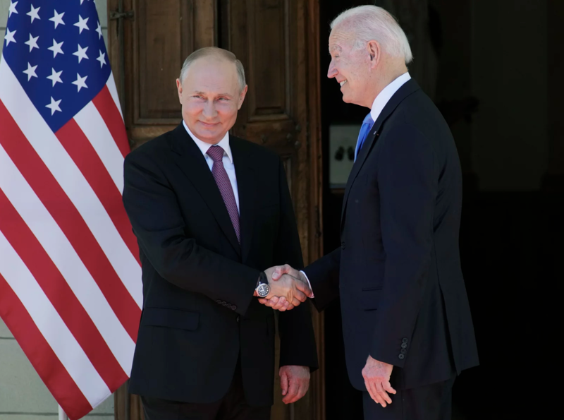 Tổng thống Nga Vladimir Putin (trái) và Tổng thống Mỹ Joe Biden trong cuộc gặp thượng đỉnh ở Geneva, tháng 6/2021 - Ảnh: AP.