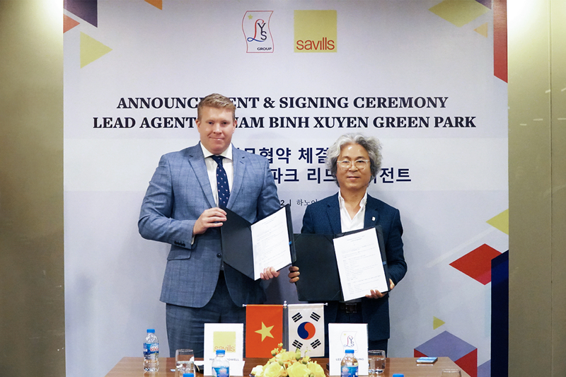 Representatives from the two parties at the signing ceremony. Source: VnEconomy