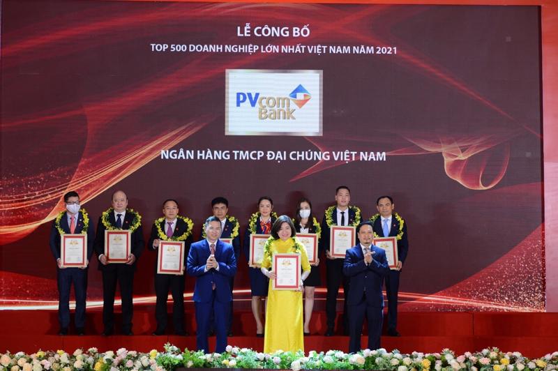 Bà Nguyễn Thị Nga - Đại diện Ban Điều hành PVcomBank nhận giải thưởng từ Ban Tổ chức.