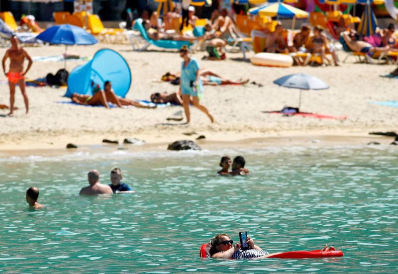 Du khách trên bãi biển Amadores ở phía nam đảo Gran Canaria, Tây Ban Nha, ngày 3/8/2021 - Ảnh: Reuters