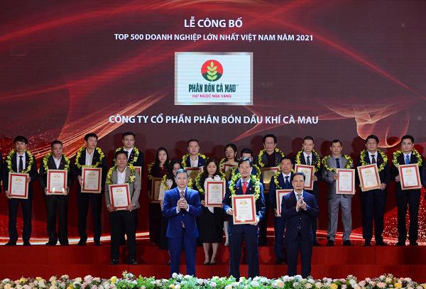 Đại diện Phân bón Cà Mau nhận chứng nhận Top 500 doanh nghiệp lớn nhất Việt Nam năm 2021.