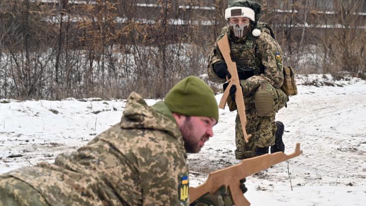 Binh sỹ Ukraine trong một cuộc tập trận gần Kiev tháng 12/2021 - Ảnh: Getty/CNBC.