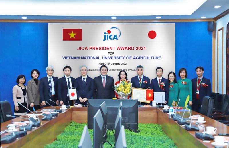 Các đại biểu của JICA Việt Nam trao giải thưởng cho Học viện Nông nghiệp Việt Nam nhằm ghi nhận những nỗ lực trong phát triển giống lúa tại Việt Nam.