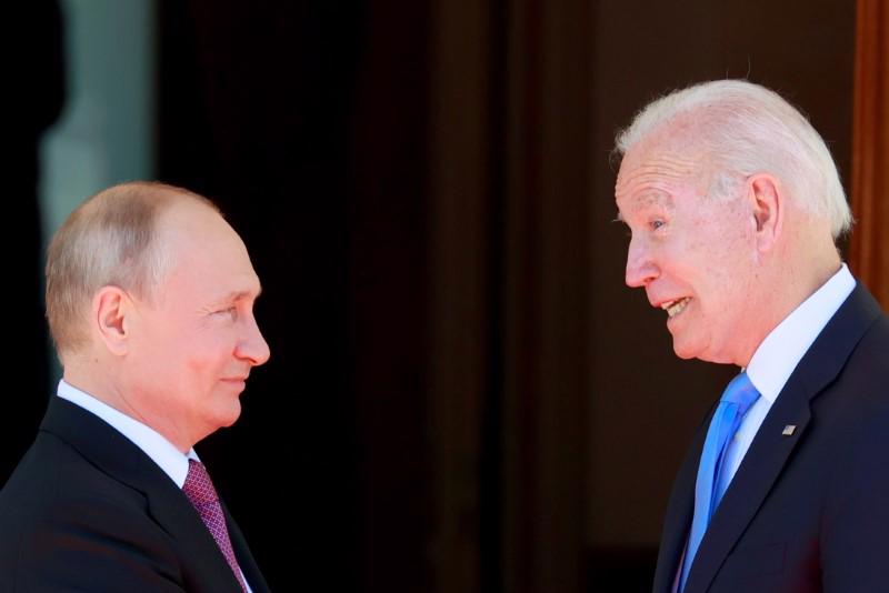 Tổng thống Nga Vladimir Putin (trái) và Tổng thống Mỹ Joe Biden trong cuộc gặp thượng đỉnh ở Geneva, Thuỵ Sỹ, tháng 6/2021 - Ảnh: Reuters.