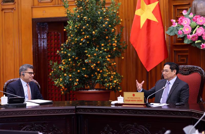 Prime Minister Pham Minh Chinh at a meeting with Mr. Nitin Kapoor, President for Asia Area Frontier Markets at AstraZeneca and Chairman and General Director of AstraZeneca Vietnam, on January 19. Source: VGP