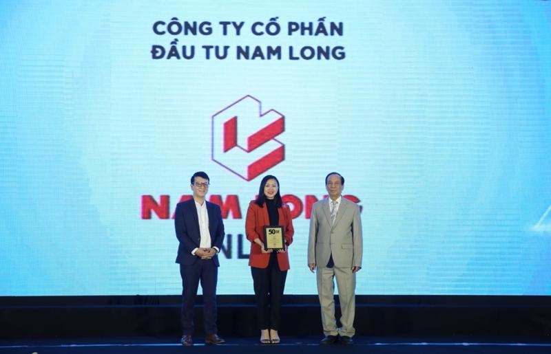 Bà Nguyễn Thị Thanh Thảo - Phó Giám đốc Tài Chính Tập đoàn Nam Long nhận giải thưởng từ Ban tổ chức.