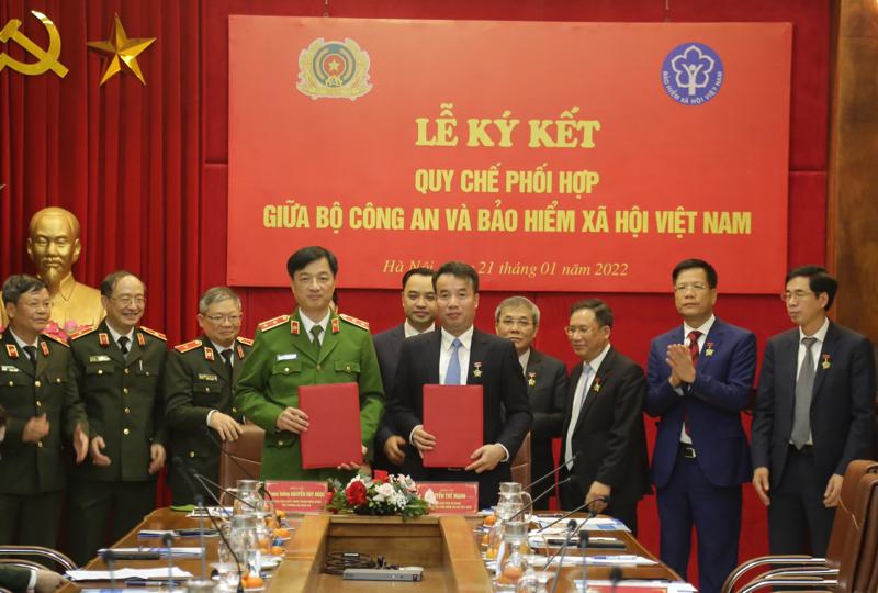 Thứ trưởng Nguyễn Duy Ngọc và Tổng Giám đốc Nguyễn Thế Mạnh ký kết Quy chế phối hợp giữa Bộ Công an và BHXH Việt Nam.