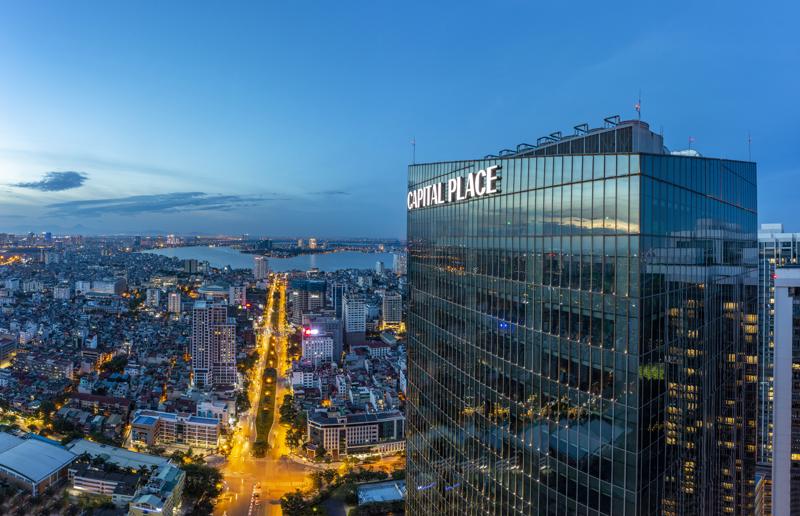 Capital Place là tòa nhà văn phòng đầu tiên tại Hà Nội đạt chứng chỉ LEED Gold (Chứng chỉ tiêu chuẩn quốc tế cho công trình kiến trúc xanh).
