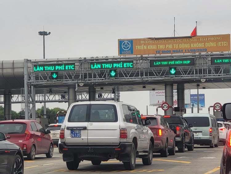 Hàng trăm xe không qua được trạm thu phí cao tốc Hà Nội - Hải Phòng và Pháp Vân - Cầu Giẽ.