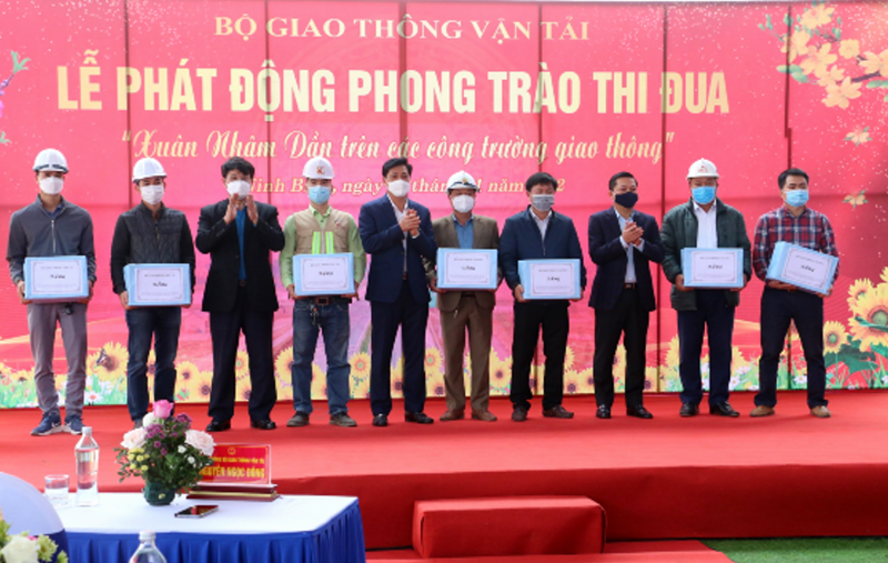 Thứ trưởng Nguyễn Ngọc Đông trao quà động viên công nhân, người lao động thi công dự án cao tốc Bắc - Nam đoạn Mai Sơn - Quốc lộ 45.