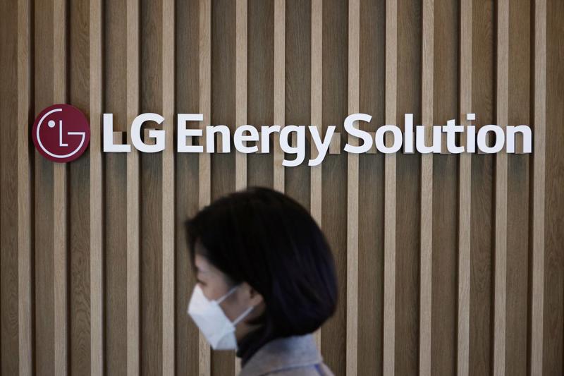 LG Energy hiện cung cấp pin xe điện cho các nhà sản xuất ô tô như Tesla, General Motors, Volkswagen... - Ảnh: Reuters