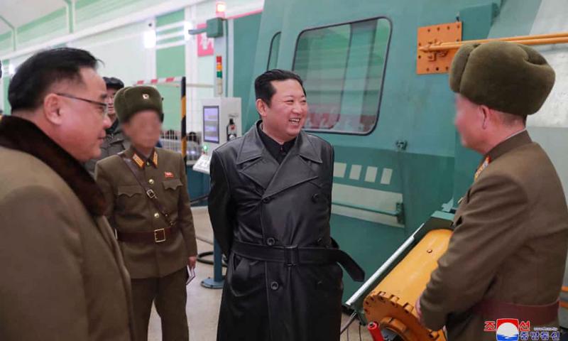 Nhà lãnh đạo Triều Tiên Kim Jong-un thăm một nhà máy sản xuất vũ khí mà hãng thông tấn nhà nước KCNA gọi là "Hệ thống vũ khí chủ đạo" - Ảnh: KCNA / Reuters