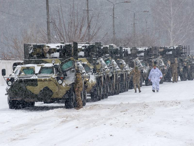 Một đơn vị quân đội Ukraine di chuyển qua làng Klugino-Bashkirivka ở vùng Kharkiv, Ukraine, hôm 31/1/2022 - Ảnh: Getty/CNBC.