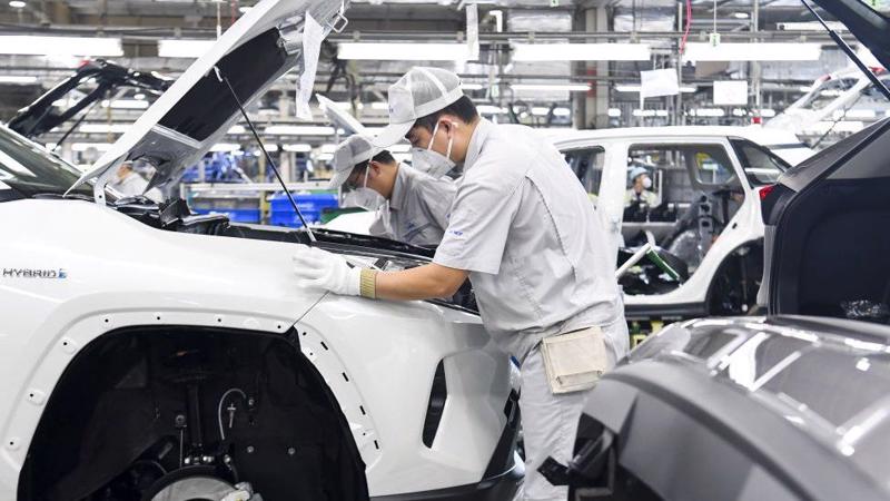 Công nhân đang làm việc trong một nhà máy của Toyota