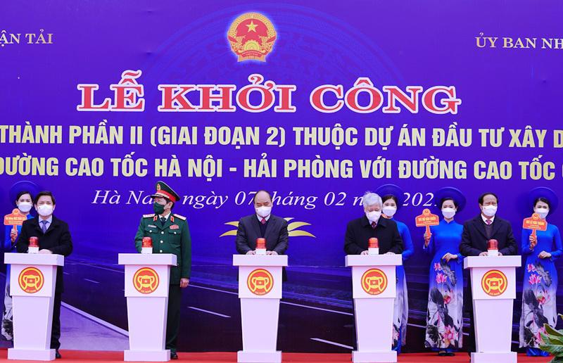 Chủ tịch nước Nguyễn Xuân Phúc, Bộ trưởng Bộ Giao thông vận tải Nguyễn Văn Thểvà các đại biểu nhấn nút khánh thành.