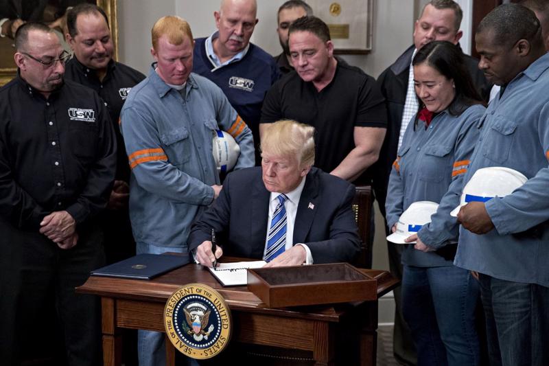 Tổng thống Mỹ Donald Trump ký quyết định áp thuế quan lên thép nhập khẩu vào Mỹ năm 2018 - Ảnh: Bloomberg.