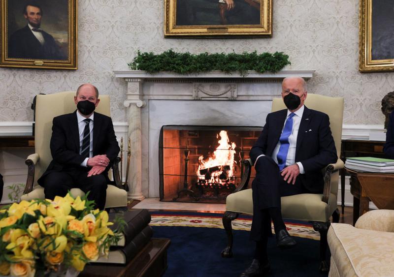 Tổng thống Mỹ Joe Biden (phải) và Thủ tướng Đức Olaf Scholz trong cuộc gặp tại Nhà Trắng ngày 7/2 - Ảnh: Reuters.