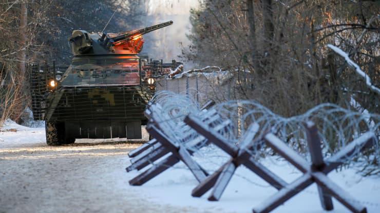 Xe quân sự của Ukraine trong một cuộc tập trận ở Pripyat hôm 4/2 - Ảnh: Reuters/CNBC.