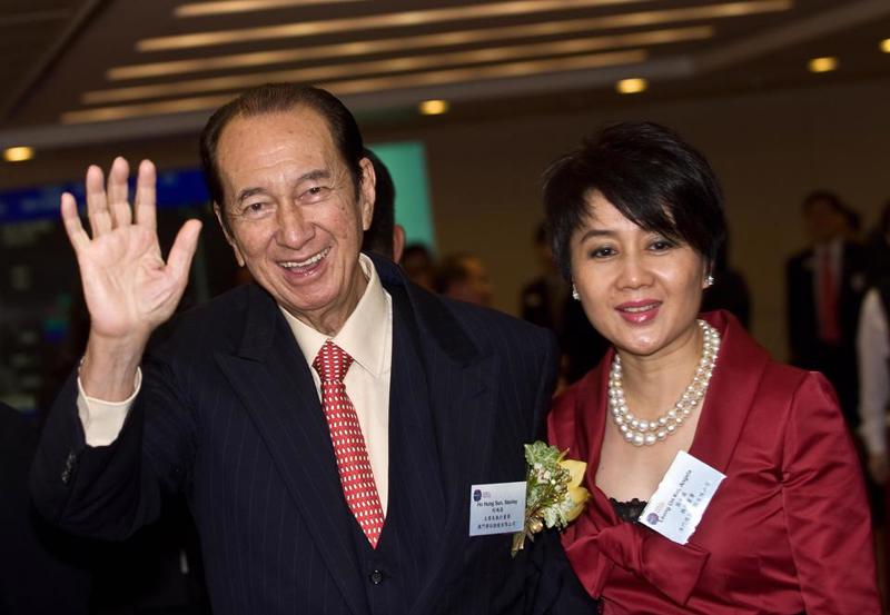 Stanley Ho và người vợ thứ tư Angela Leong vào năm 2008 - Ảnh: Getty/CNBC.