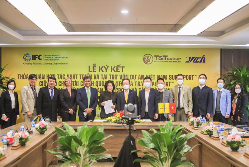 The signing ceremony for the agreement. Source: VnEconomy