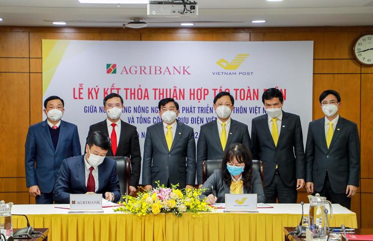 Dưới sự chứng kiến của 2 đơn vị, Phó Tổng giám đốc Vietnam Post Chu Thị Lan Hương và Phó Tổng giám đốc Agribank Nguyễn Hải Long thực hiện ký kết hợp tác toàn diện.