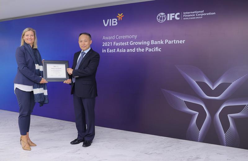 Ông Hàn Ngọc Vũ - Tổng giám đốc VIB nhận giải thưởng từ đại diện IFC.