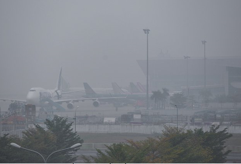 Sương mù dày đặc tại miền Bắc khiến nhiều chuyến bay phải chuyển hướng đi sân bay khác hoặc quay lại sân bay xuất phát.
