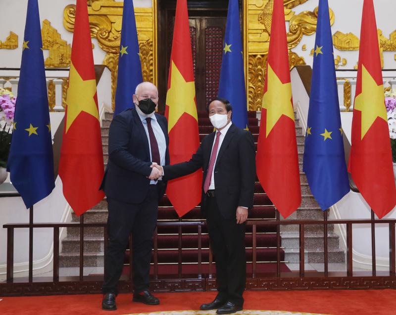 Phó Thủ tướng Lê Văn Thành và Phó Chủ tịch điều hành EC Frans Timmermans - Ảnh: TTXVN