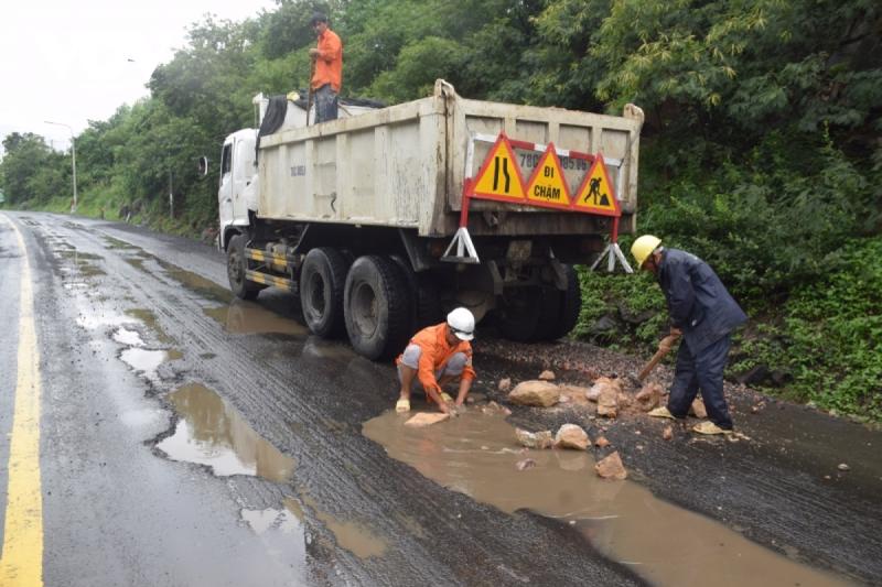 Lưu lượng xe tăng và các cơn bão, mưa lớn liên tục trong năm 2021 kéo dài khiến Quốc lộ 1 qua địa bàn tỉnh Phú Yên hư hỏng nặng.