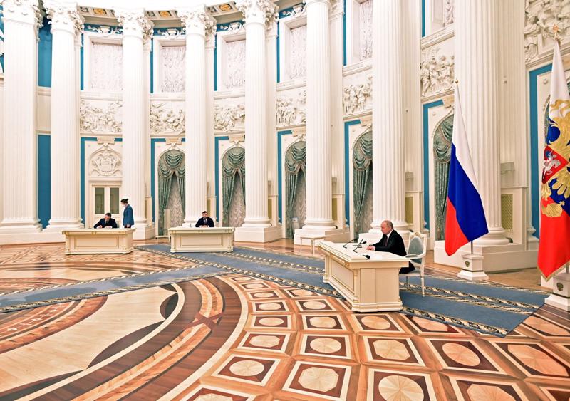 Tổng thống Nga Vladimir Putin (phải) tại điện Kremlin ngày 21/2- Ảnh: Getty/Bloomberg.