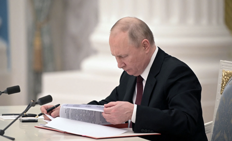 Tổng thống Nga Vladimir Putin ký sắc lệnh công nhận độc lập đối với hai vùng ly khai của Ukraine ngày 21/2 - Ảnh: Sputnik/Reuters.